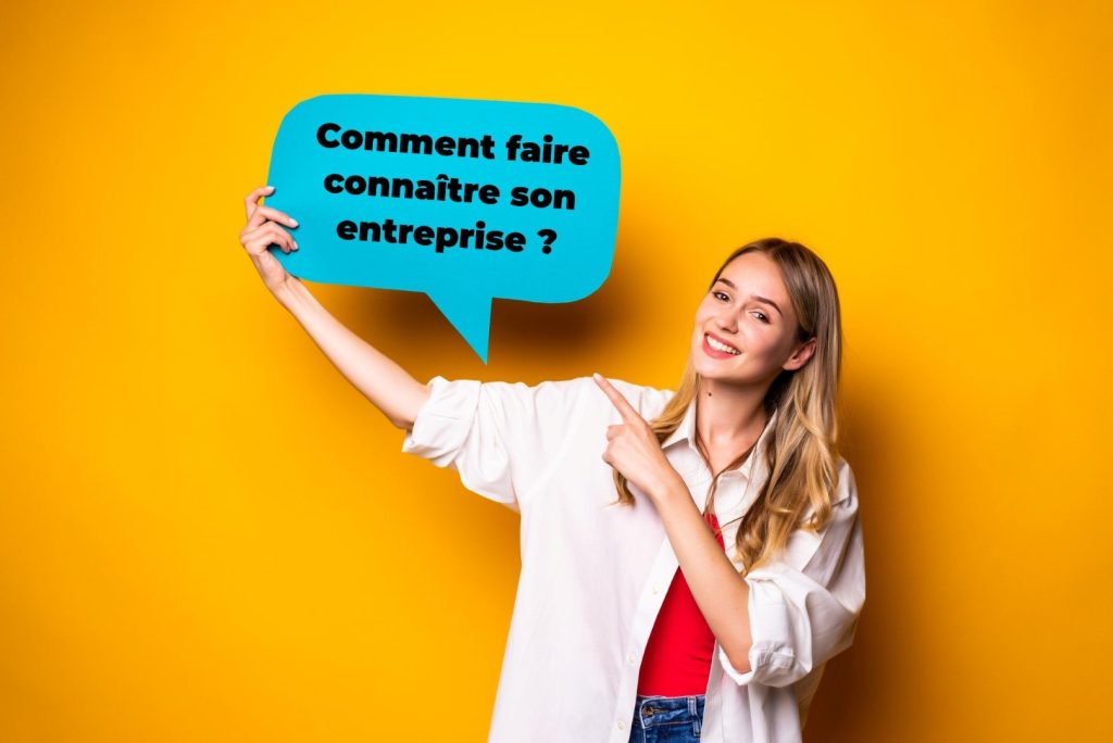 une entrepreneuse avec une pancarte sur laquelle est écrit comment faire connaître son entreprise