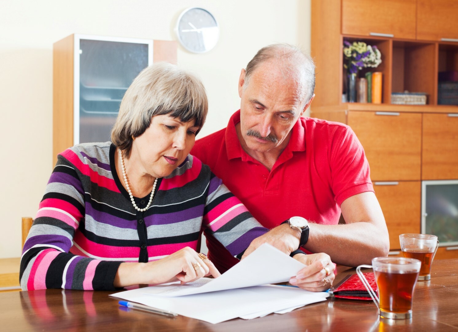 un couple qui calcule son montant de retraite