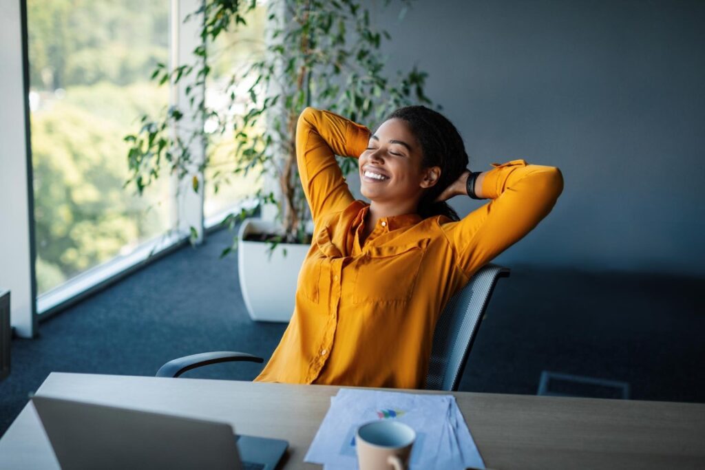 une femme d'affaires qui fait une pause au bureau