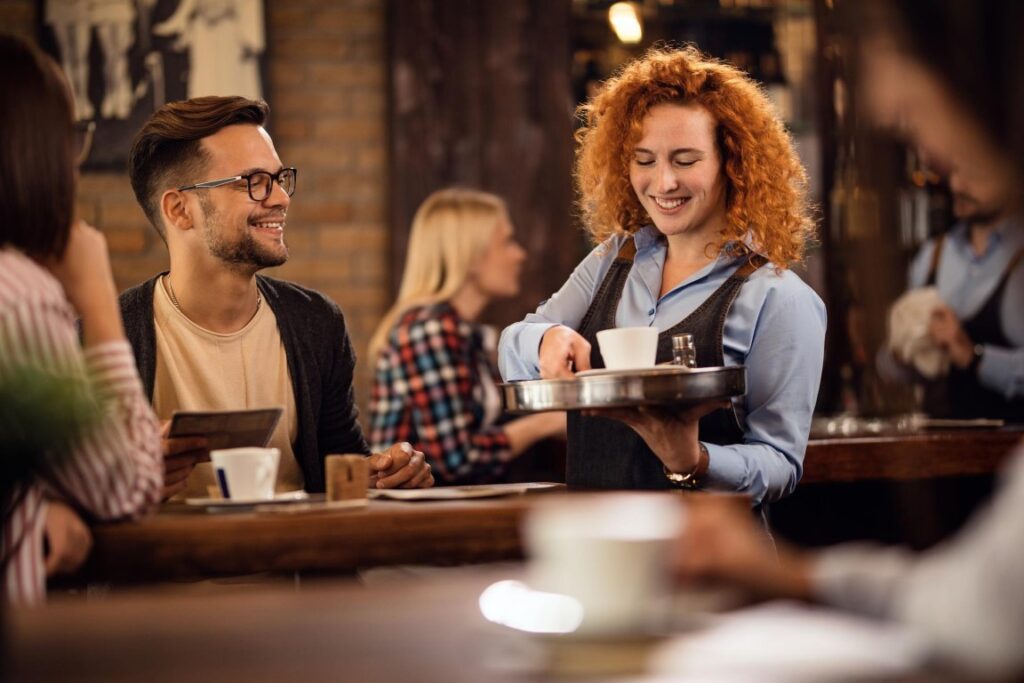 Des gens heureux qui en train de boire un café dans un bistrot 