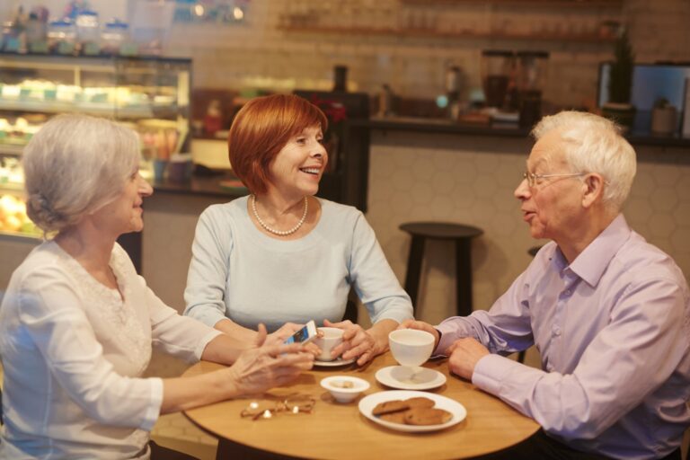 des amis partagent un bon moment autour d'un verre dans un bistrot de village