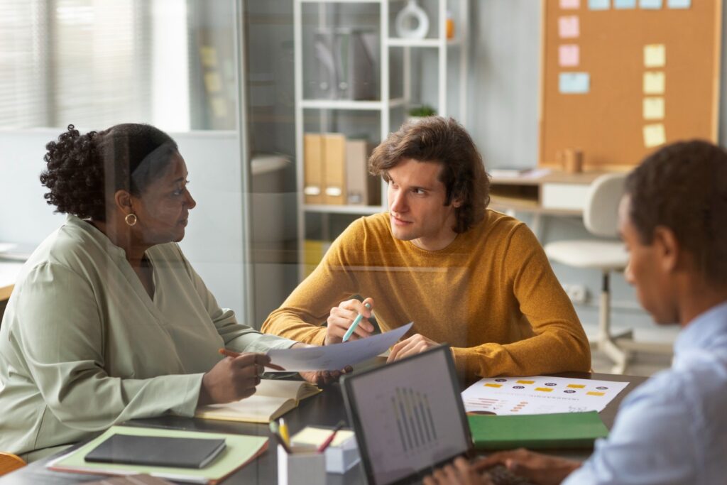 jeunes entrepreneurs qui listent les différentes aides publiques et solutions de crédit dédiées à la création d'entreprise