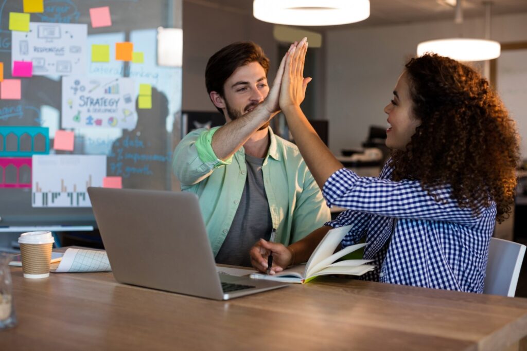 deux associés qui fêtent leur réussite de projet d'entreprise