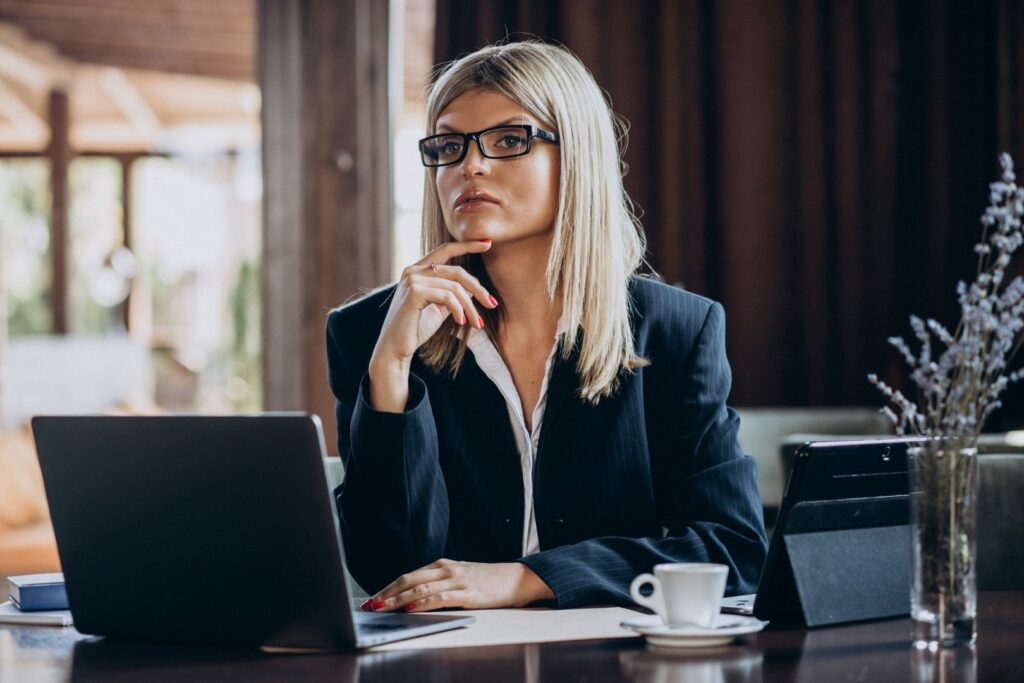 une entrepreneuse qui réfléchit à ses échecs